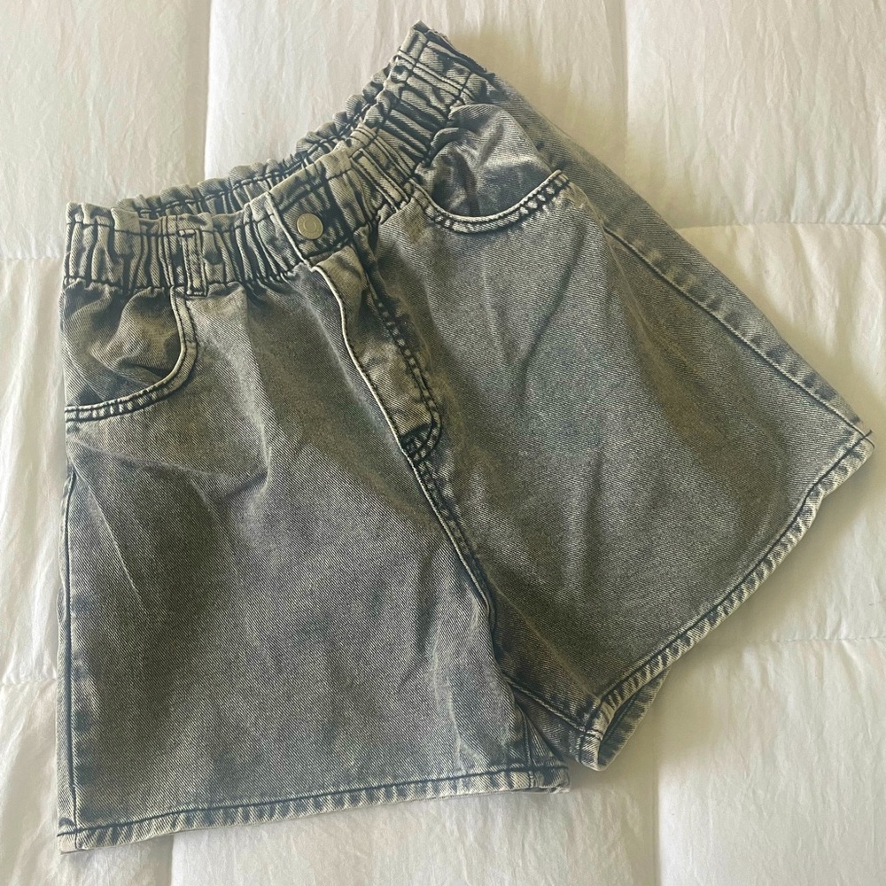 EUC Girls H&M paper bag high waist black demon shorts. Size US 20